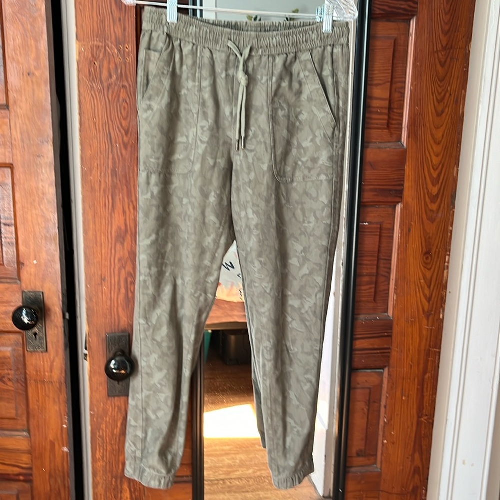 ATHLETA Farallon Jogger, Printed Laurel Olive size 6